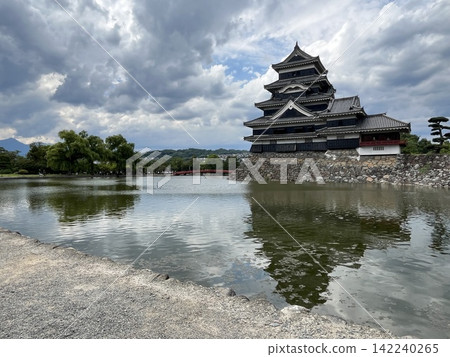 初夏時節,國寶級建築松本城倒映在水面上。 初夏時節,國寶級建築松本城倒映在水面上。 142240265