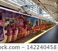 The light reflected from the train wrapped in the design of the ancient capital casts a yellow line on the station platform. 142240458
