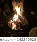 露營時享受營火和夜晚的戶外時光 142240928