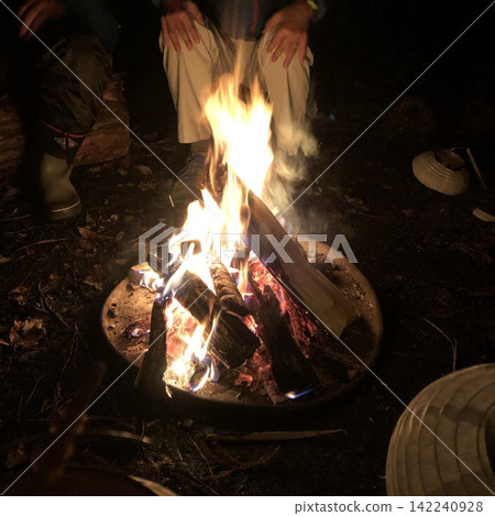 露營時享受營火和夜晚的戶外時光 露營時享受營火和夜晚的戶外時光 142240928