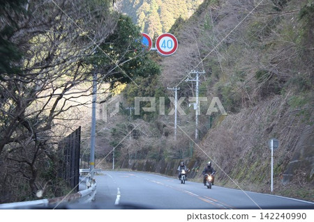 兩輛摩托車在冬季的山路上行駛 兩輛摩托車在冬季的山路上行駛 142240990