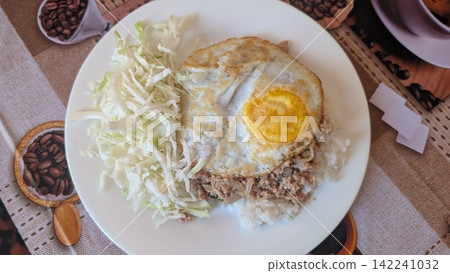 Minced chicken rice plate with a fried egg 142241032