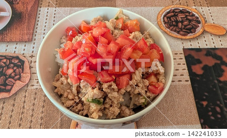 Minced meat rice bowl topped with diced fresh tomatoes Minced meat rice bowl topped with diced fresh tomatoes 142241033
