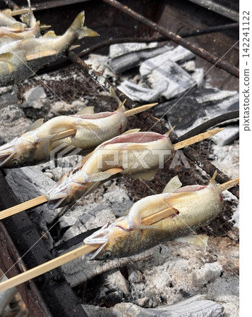 Salt-grilled salmon Salt-grilled salmon 142241122