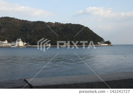 從渡輪上看到的奧久野島海岸線。 從渡輪上看到的奧久野島海岸線。 142241727