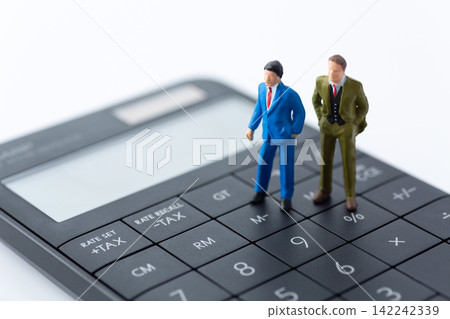 一位商人和一台黑色計算器 一位商人和一台黑色計算器 142242339