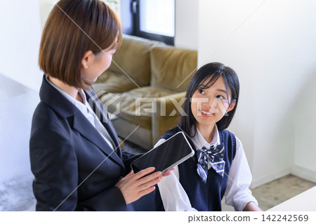 女教師使用平板電腦授課 142242569