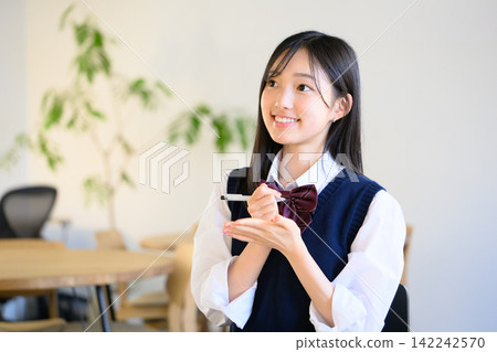 一個高中女生面帶微笑地說話。 一個高中女生面帶微笑地說話。 142242570