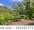 初夏時節，群山環抱中，一座靜謐的神社掩映在蔥鬱的綠意之中。 142242773