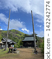 初夏時節，神社周圍綠樹環繞，矗立著四根神聖的石柱。 142242774
