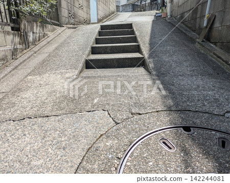 建在陡坡中間的樓梯;住宅區的坡道。 建在陡坡中間的樓梯;住宅區的坡道。 142244081