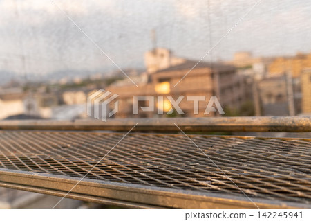 暮色中,大型公寓大樓翻修工程的鷹架清晰可見。 暮色中,大型公寓大樓翻修工程的鷹架清晰可見。 142245941
