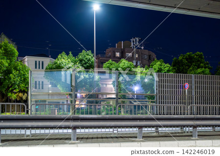 夜間路邊的高架結構和護欄 142246019