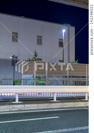 夜間路邊的高架結構和護欄 夜間路邊的高架結構和護欄 142246022