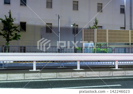 夜間路邊的高架結構和護欄 夜間路邊的高架結構和護欄 142246023
