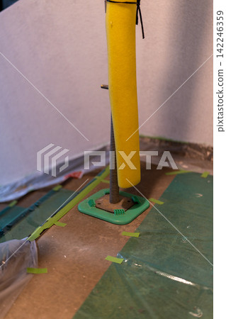 建築物樓梯上覆蓋著保護膜,準備進行油漆工作。 建築物樓梯上覆蓋著保護膜,準備進行油漆工作。 142246359
