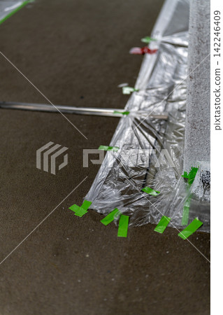 在粉刷牆面之前,先貼上遮蔽膠帶和保護膜。 在粉刷牆面之前,先貼上遮蔽膠帶和保護膜。 142246409