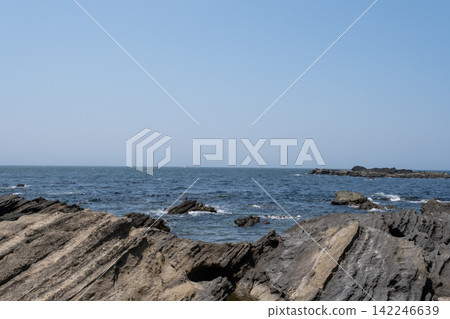 神奈川縣三浦市城島海灘的岩石海岸景觀。 142246639