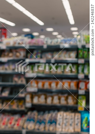 一張模糊的超市照片,商品仍陳列在貨架上。 一張模糊的超市照片,商品仍陳列在貨架上。 142246837