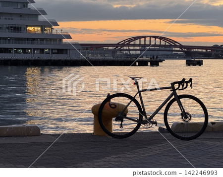 Kobe Port and the silhouette of a road bike just after sunrise. 142246993