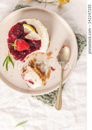 Mini berry cheesecake topped with jam and strawberry Mini berry cheesecake topped with jam and strawberry 142247285