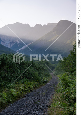 The way to the mountain The way to the mountain 142247298