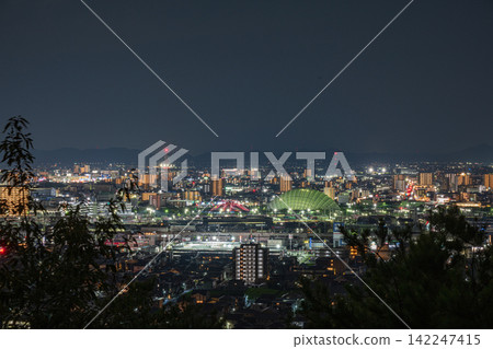 這是日本岡山縣岡山市非常美麗的夜景。 這是日本岡山縣岡山市非常美麗的夜景。 142247415