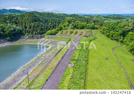 從這裡可以欣賞到本澤水壩堤岸和城山湖周圍鬱鬱蔥蔥的綠色植物。 從這裡可以欣賞到本澤水壩堤岸和城山湖周圍鬱鬱蔥蔥的綠色植物。 142247418