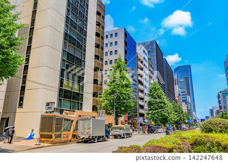 Urban scenery along Showa-dori Avenue in Chuo Ward, Tokyo, near the Kyobashi Takaracho intersection. 142247648