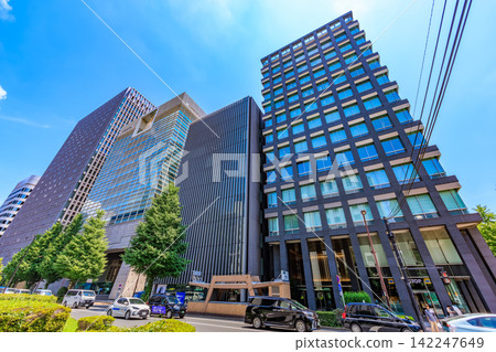 Urban scenery along Showa-dori Avenue in Chuo Ward, Tokyo, near the Kyobashi Takaracho intersection. 142247649