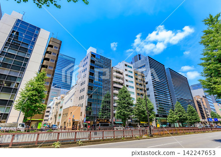 東京中央區昭和大道沿線的城市景觀，靠近京橋二丁目。 142247653