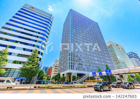 東京中央區昭和大道沿線的城市景觀,靠近京橋二丁目。 東京中央區昭和大道沿線的城市景觀,靠近京橋二丁目。 142247683