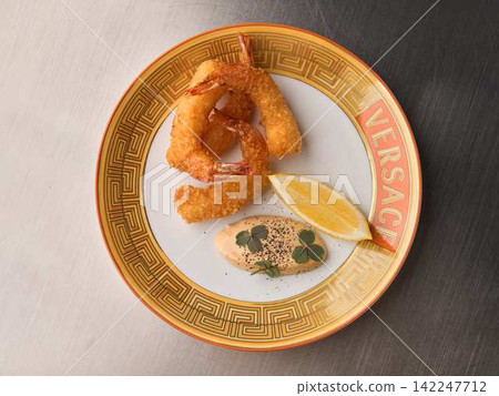 Luxurious Shrimp With Lemon Decor. Refined Overhead View Of Crispy Shrimp And Citrus On Fine China Luxurious Shrimp With Lemon Decor. Refined Overhead View Of Crispy Shrimp And Citrus On Fine China 142247712