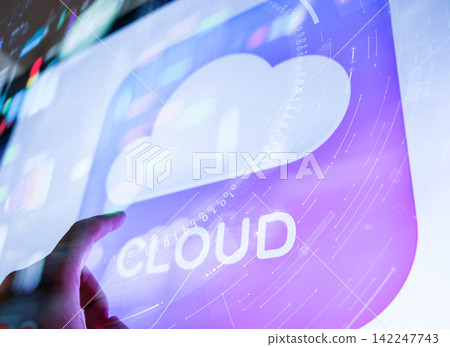 一個商業場景，你用手指觸摸雲圖示。 142247743