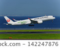 一架客機飛向晴朗的夏日天空。 一架客機飛向晴朗的夏日天空。 142247876