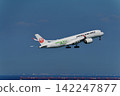 一架客機飛向晴朗的夏日天空。 一架客機飛向晴朗的夏日天空。 142247877