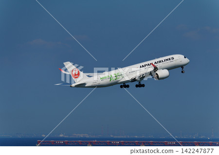 一架客機飛向晴朗的夏日天空。 一架客機飛向晴朗的夏日天空。 142247877