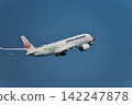 一架客機飛向晴朗的夏日天空。 一架客機飛向晴朗的夏日天空。 142247878