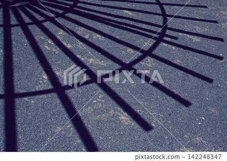 公園遮陽篷下的陰涼 公園遮陽篷下的陰涼 142248347