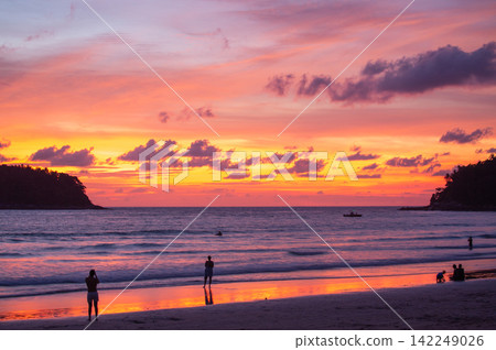 Stunning tropical beach sunset with glowing orange Stunning tropical beach sunset with glowing orange 142249026