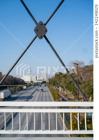 從人行天橋上可以看到道路,遠處可見東京晴空塔。 從人行天橋上可以看到道路,遠處可見東京晴空塔。 142249029