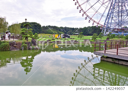 葛西臨海公園池塘中倒映著摩天輪的影像 葛西臨海公園池塘中倒映著摩天輪的影像 142249037