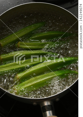 How to boil okra How to boil okra 142249074