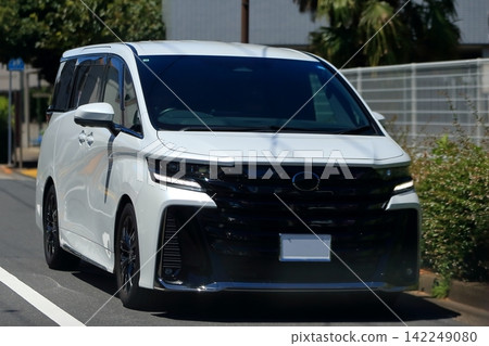 一輛白色豪華小型貨車行駛中 一輛白色豪華小型貨車行駛中 142249080