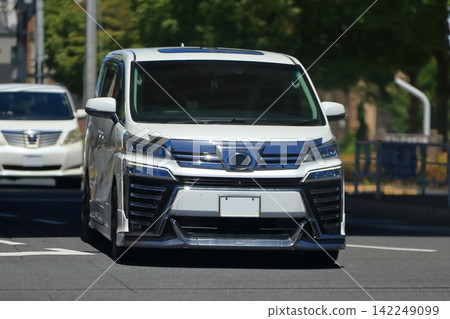 一輛白色豪華小型貨車行駛中 一輛白色豪華小型貨車行駛中 142249099