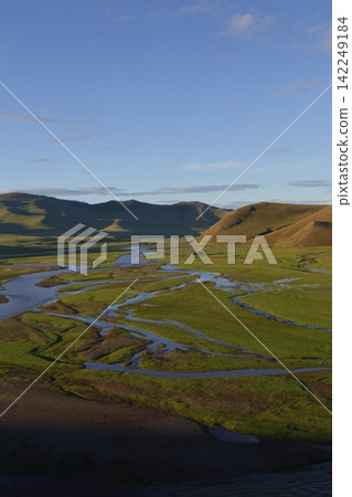 Morning view of the Orkhon River and grasslands near Karakorum, Mongolia 142249184