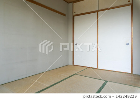 一間鋪著榻榻米、有衣櫥的日式老式房間；昭和時代的公寓內部；翻新前。 142249229