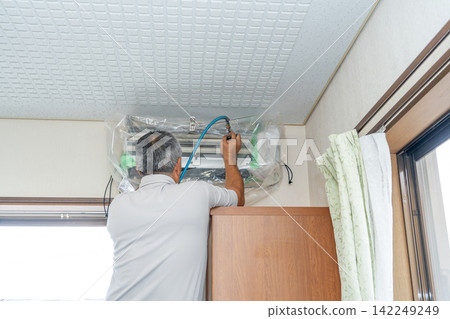 空調清洗;一位來自空調維修公司的男士。 空調清洗;一位來自空調維修公司的男士。 142249249