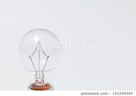 用一個燈泡和一大片空白來表示電費和節能的概念圖。 用一個燈泡和一大片空白來表示電費和節能的概念圖。 142249384