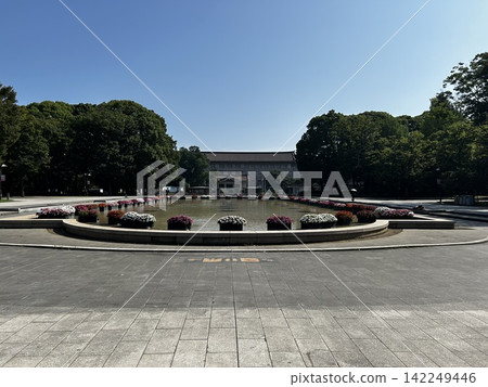 噴泉後方的建築 142249446